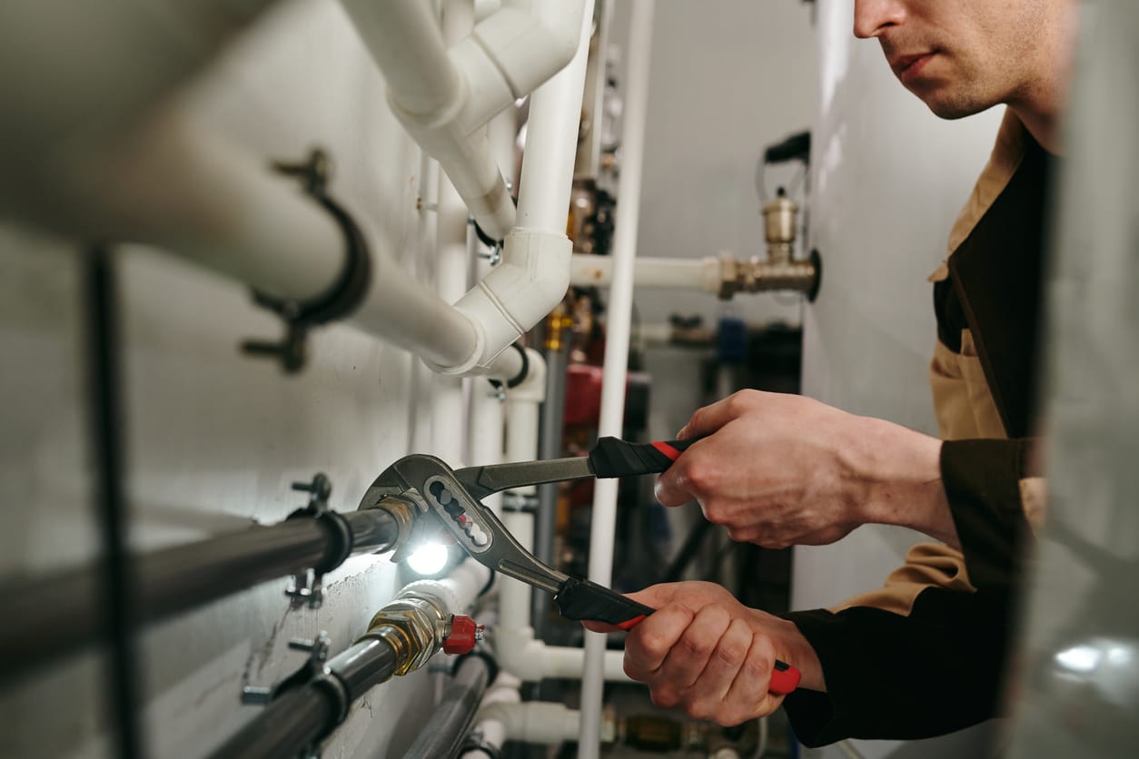 Plumbers maintaining commercial plumbing pipes in Tampa